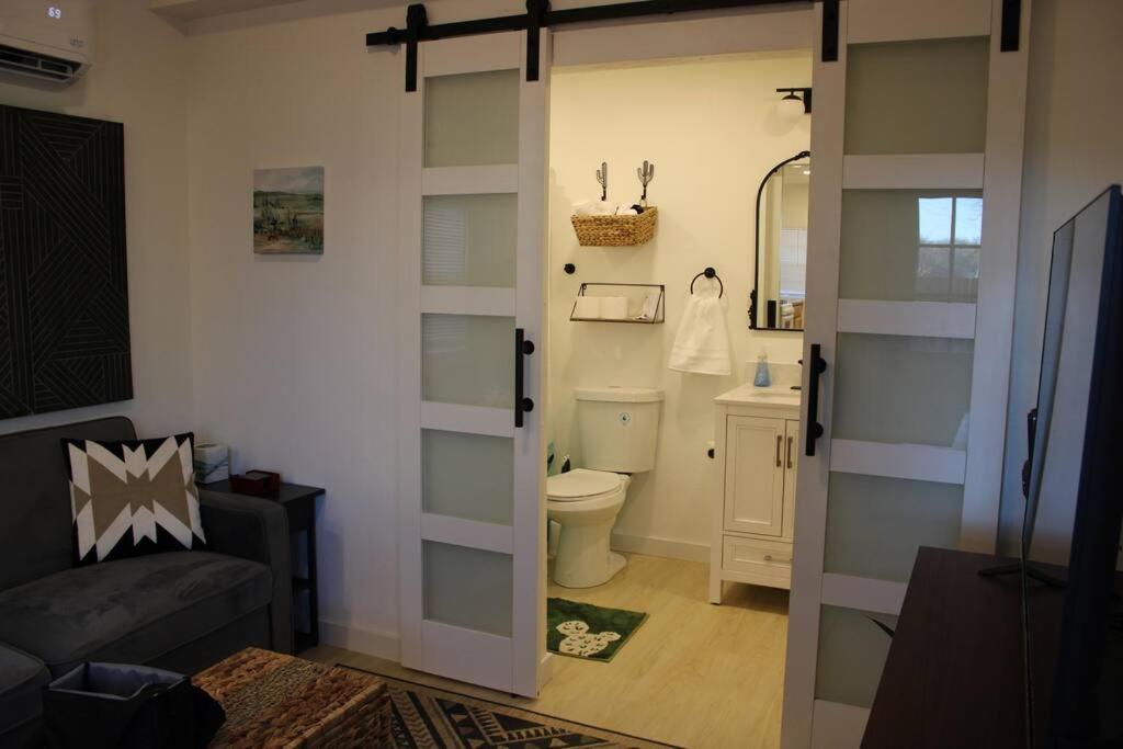 Agave Tiny House At Cactus Flower-Hot Tub-Pet Friendly-No Pet Fees! Албукерке Екстериор снимка