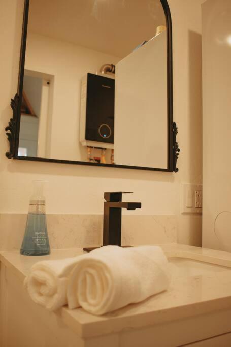 Agave Tiny House At Cactus Flower-Hot Tub-Pet Friendly-No Pet Fees! Албукерке Екстериор снимка