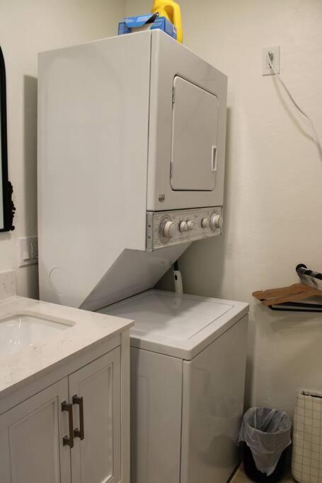 Agave Tiny House At Cactus Flower-Hot Tub-Pet Friendly-No Pet Fees! Албукерке Екстериор снимка